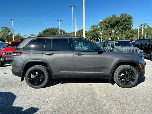 2025 Jeep Grand Cherokee Laredo