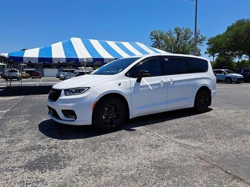 2024 Chrysler Pacifica Hybrid Select