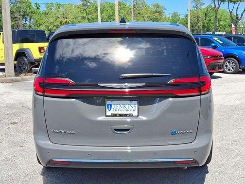 2025 Chrysler Pacifica Hybrid Select