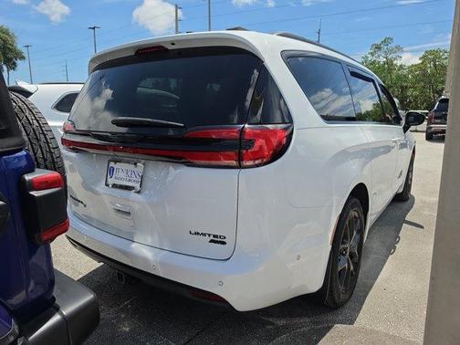 Bright White Clearcoat 2024 Chrysler Pacifica Limited