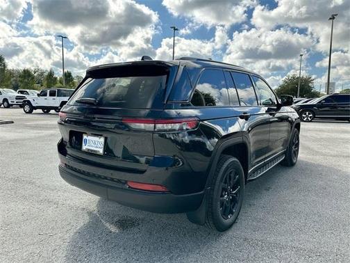 2025 Jeep Grand Cherokee Laredo