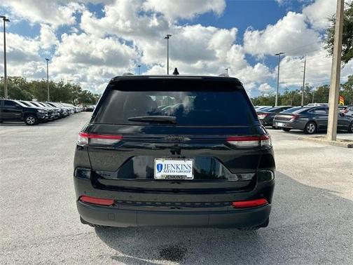 2025 Jeep Grand Cherokee Laredo