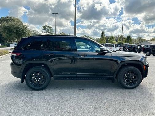 2025 Jeep Grand Cherokee Laredo