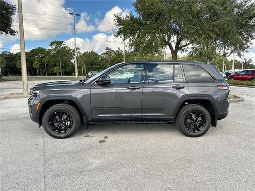 2025 Jeep Grand Cherokee Laredo