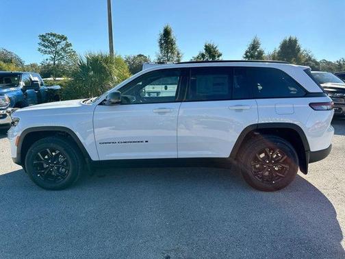 2025 Jeep Grand Cherokee Laredo