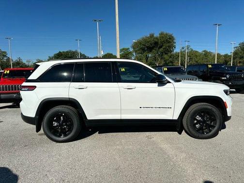 2025 Jeep Grand Cherokee Laredo