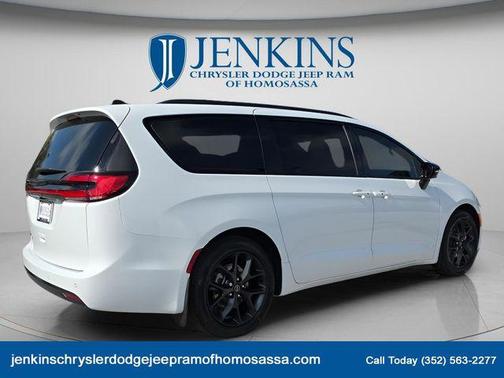 Bright White Clearcoat 2026 Chrysler Pacifica Select