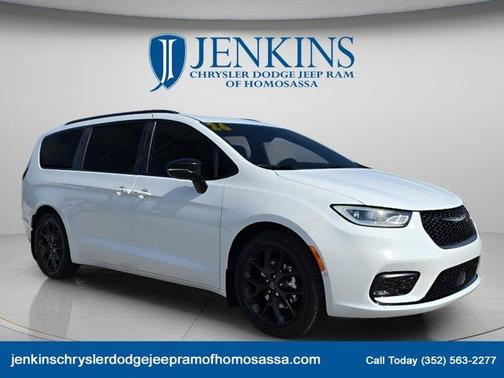 Bright White Clearcoat 2026 Chrysler Pacifica Select