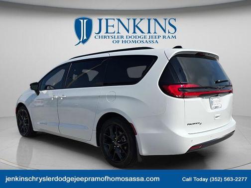 Bright White Clearcoat 2026 Chrysler Pacifica Select