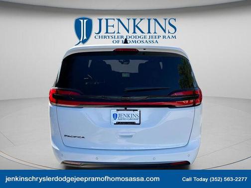 Bright White Clearcoat 2026 Chrysler Pacifica Select