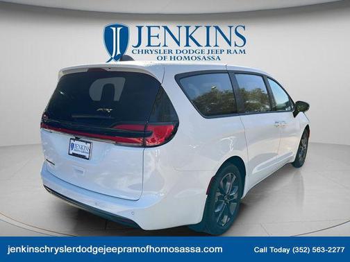 Bright White Clearcoat 2026 Chrysler Pacifica Select