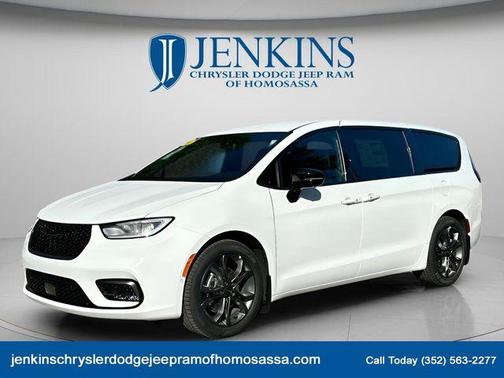 Bright White Clearcoat 2026 Chrysler Pacifica Select