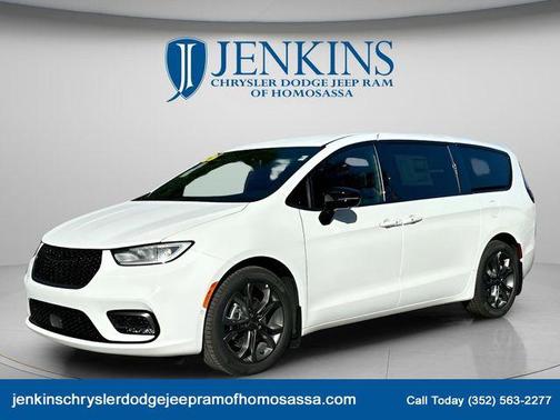 Bright White Clearcoat 2026 Chrysler Pacifica Select