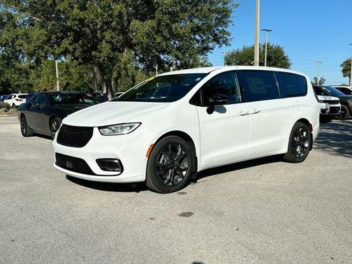 2026 Chrysler Pacifica Select