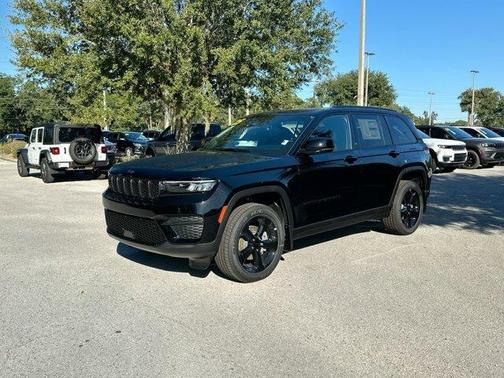 2025 Jeep Grand Cherokee Laredo
