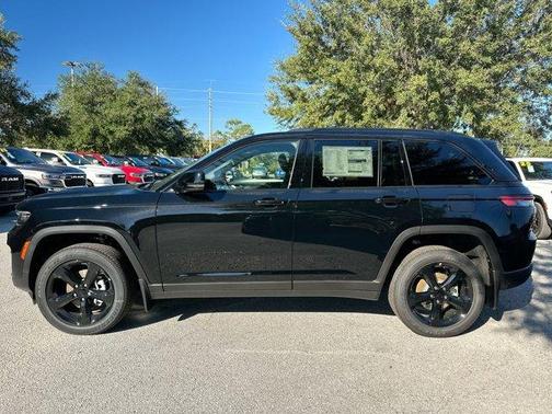 2025 Jeep Grand Cherokee Laredo