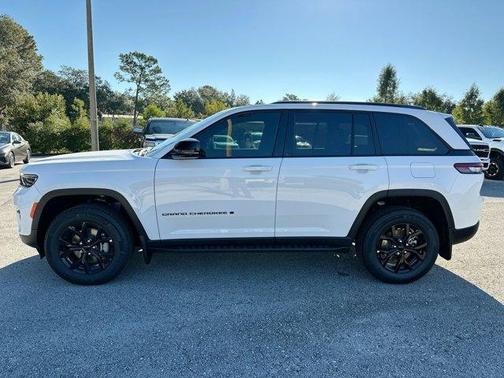 2025 Jeep Grand Cherokee Laredo