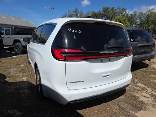2024 Chrysler Pacifica Touring-L