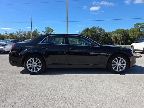 2022 Chrysler 300 Touring