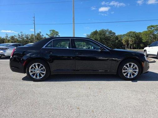 2022 Chrysler 300 Touring