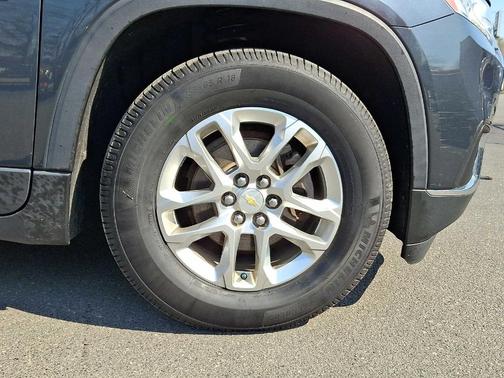 Graphite Metallic 2019 Chevrolet Traverse LT Cloth