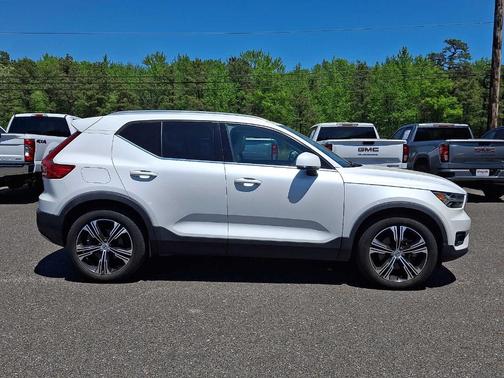 White 2022 Volvo XC40 T5 Inscription