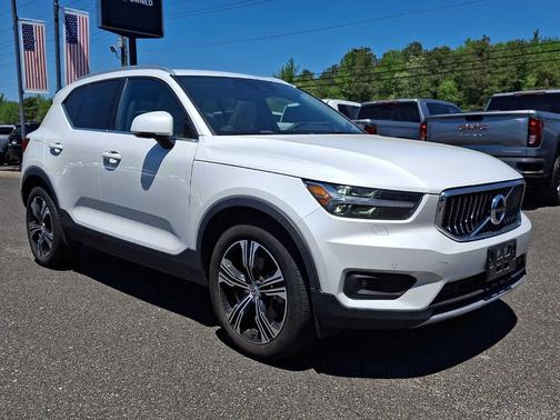 White 2022 Volvo XC40 T5 Inscription