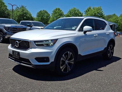 White 2022 Volvo XC40 T5 Inscription