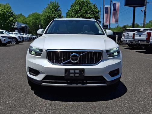 White 2022 Volvo XC40 T5 Inscription