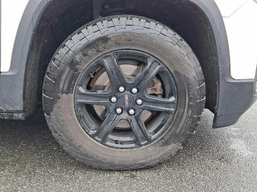 White Frost Tri-Coat 2023 GMC Acadia AT4