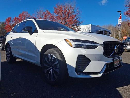 2024 Volvo XC60 B5 Core Dark Theme