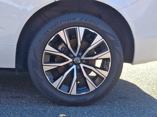 2024 Volvo XC60 B5 Core Dark Theme