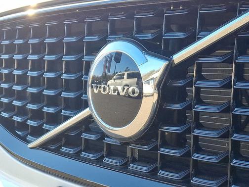 2024 Volvo XC60 B5 Core Dark Theme