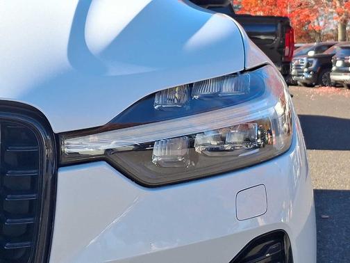 2024 Volvo XC60 B5 Core Dark Theme