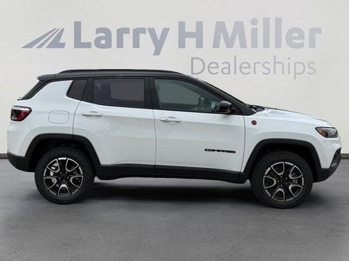 Bright White Clearcoat 2026 Jeep Compass Trailhawk