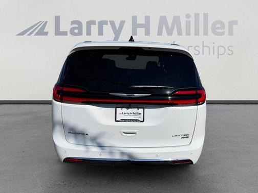 Bright White Clearcoat 2026 Chrysler Pacifica Limited