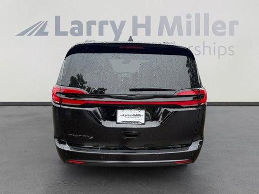 Diamond Black 2026 Chrysler Pacifica Select