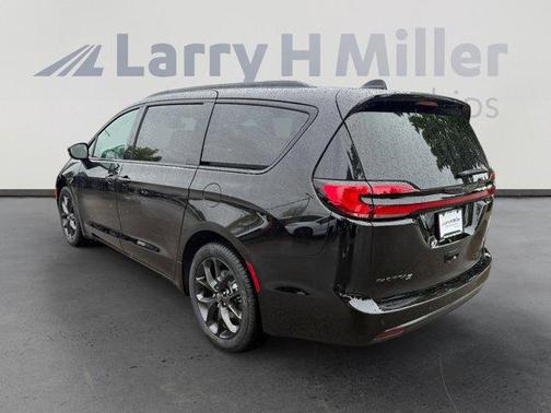 Diamond Black 2026 Chrysler Pacifica Select
