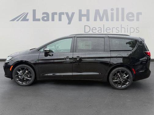Diamond Black 2026 Chrysler Pacifica Select