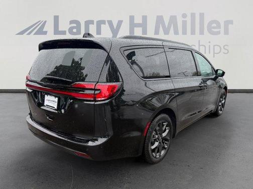 Diamond Black 2026 Chrysler Pacifica Select