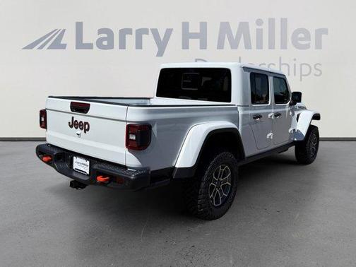 Bright White Clearcoat 2026 Jeep Gladiator Mojave