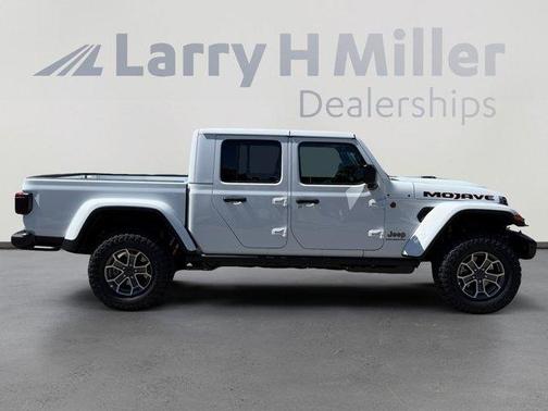 Bright White Clearcoat 2026 Jeep Gladiator Mojave