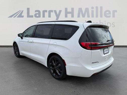 Bright White Clearcoat 2026 Chrysler Pacifica Select