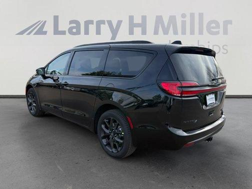 Diamond Black 2026 Chrysler Pacifica Limited