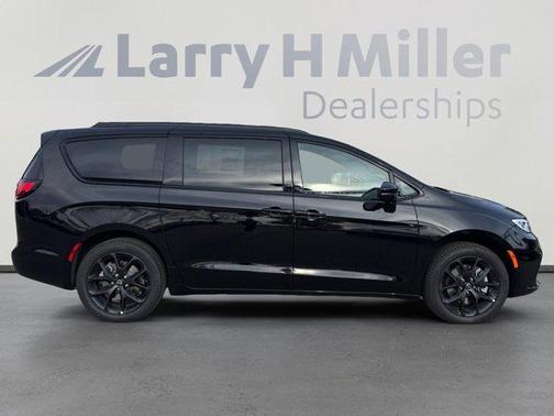 Diamond Black 2026 Chrysler Pacifica Limited
