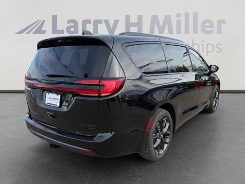 Diamond Black 2026 Chrysler Pacifica Limited