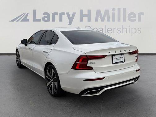 2022 Volvo S60 B5 Momentum