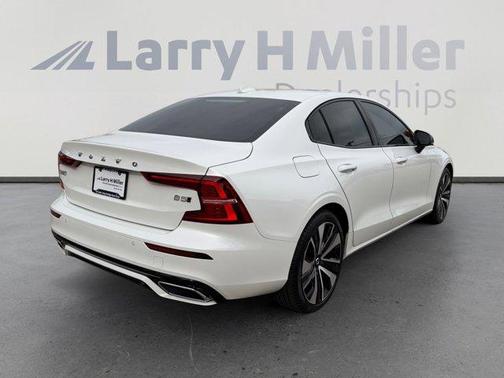 2022 Volvo S60 B5 Momentum