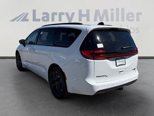Bright White Clearcoat 2026 Chrysler Pacifica Limited