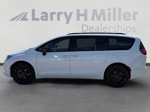 Bright White Clearcoat 2026 Chrysler Pacifica Limited